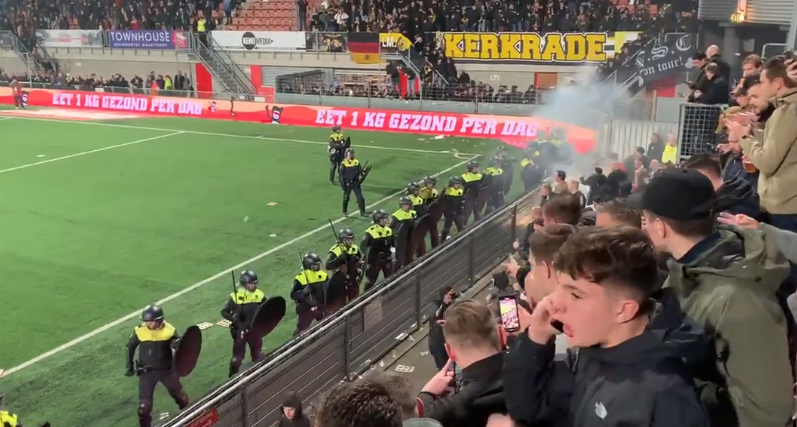 Holandë/ Çmenduri gjatë Maastricht-Roda: Ndeshja ndërpritet, përleshje në tribunë. Policia godet fort (Video)