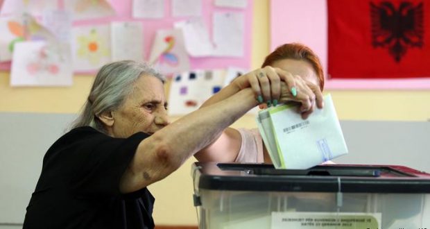 Hapja e kutive/ PD në krye për vjedhjen e votave, LSI në vendin e katërt, Berishës i hiqen votat dhe i shtohet Bashës, vidhen edhe votat e Ramës, i kalojnë Rrahman Rrajës