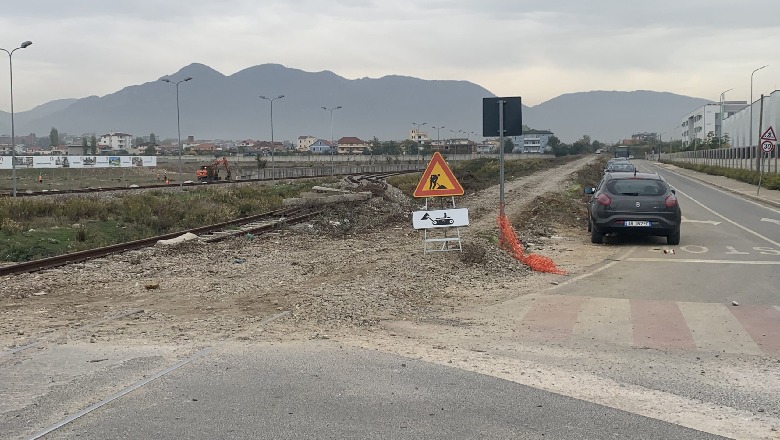 Lajm i shumëpritur! Hekurudha Tiranë-Durrës: Nis punimet në terren, largohen shinat e vjetra