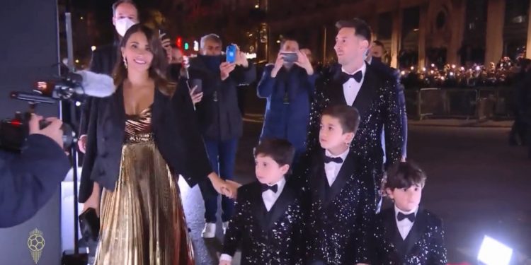 Ceremonia e ‘Topit të Artë’: Messi parakalon në tapetin e kuq me familjen! Kupa dhe për Donarumën dhe Levandowskin