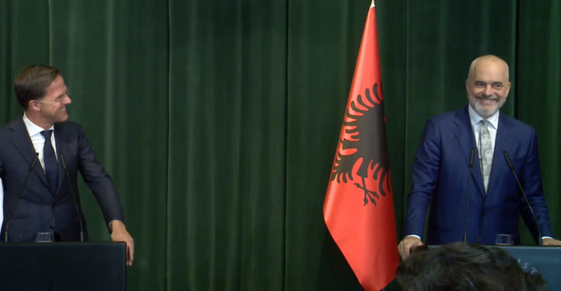 “Duket sikur Hollanda e fitoi sot kupën e botës”! Rama batuta me kryeministrin holandez në konferencën LIVE, Rutte habitet nga ato që shikon në rrugët e vendit tonë: Qenkan të mbushur me…