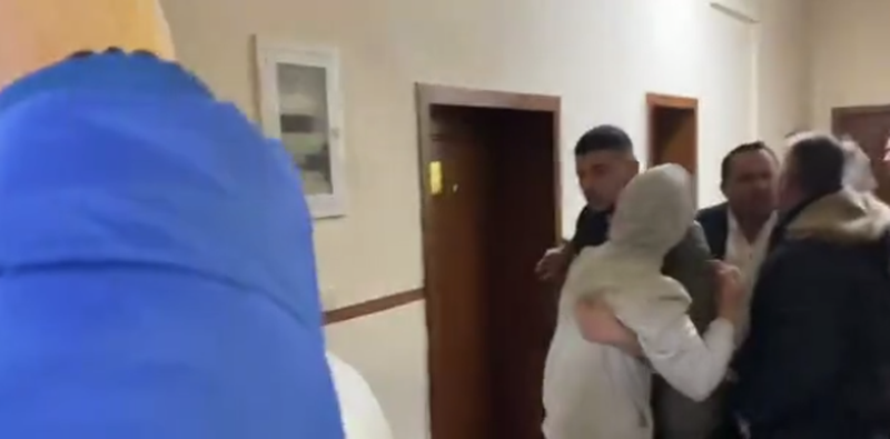 “Qen, na e masakrove djalin”! Vrasja e vogëlushit 8-vjeçar, familjarët e të miturit tentojnë të bëjnë vetëgjysi në sallën e gjyqit (Video)