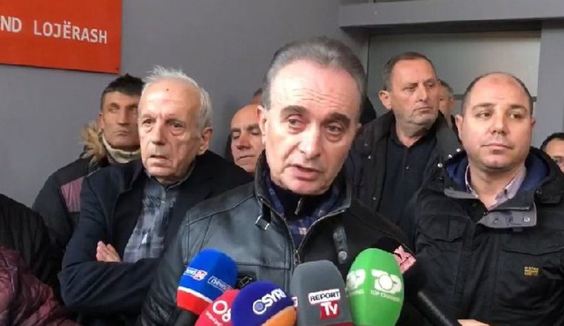 Kundërshtarët e Bashës nisin tentativat për të marrë me dhunë PD-në, militantët e Fierit mësyjnë në seli për të marrë kontrollin e degës