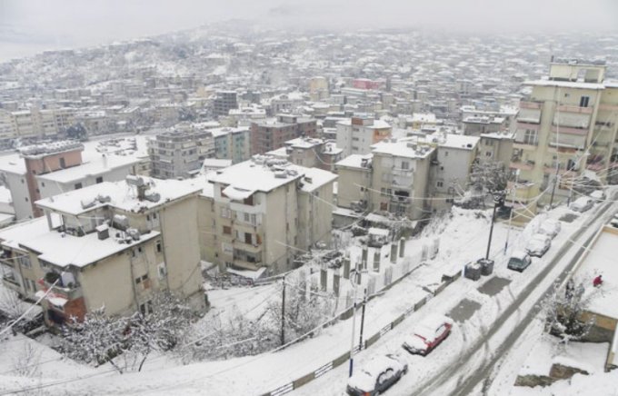 Dëbora zbardh juglindjen e vendit, regjistrohen reshje edhe në Korçë