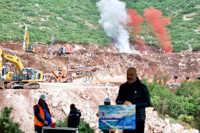 Një vajzë shtyp butonin, nisin punimet për tunelin e Llogarasë! “Unë nuk pres shirita, jam i fokusuar tek fundi”, Rama numëron projektet: Do jenë ‘fabrika buke’