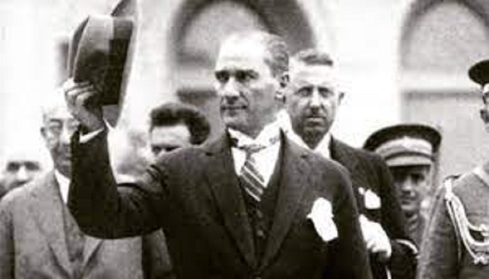 Më 9 nëntor 1938 vdes në Stamboll, në moshën 57 vjeçare themeluesi i Turqisë moderne, Mustafa Kemal Ataturk