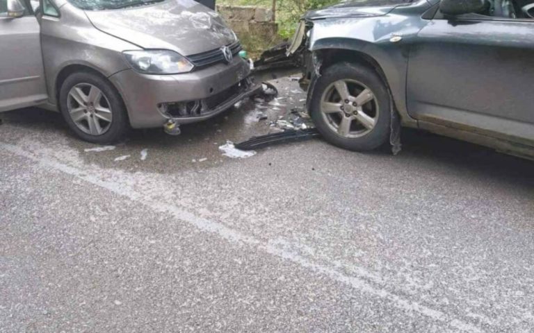 Shoferi shqiptar iu bën “zbor” policëve grekë, thyen traun dhe godet patrullën, ndiqet si në filma