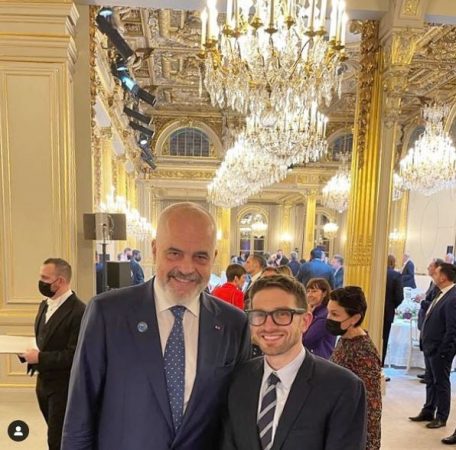 “Vëllezërit në Elysee!”, Alex Soros publikon foto me Ramën: Darkë speciale në Forumin e Paqes