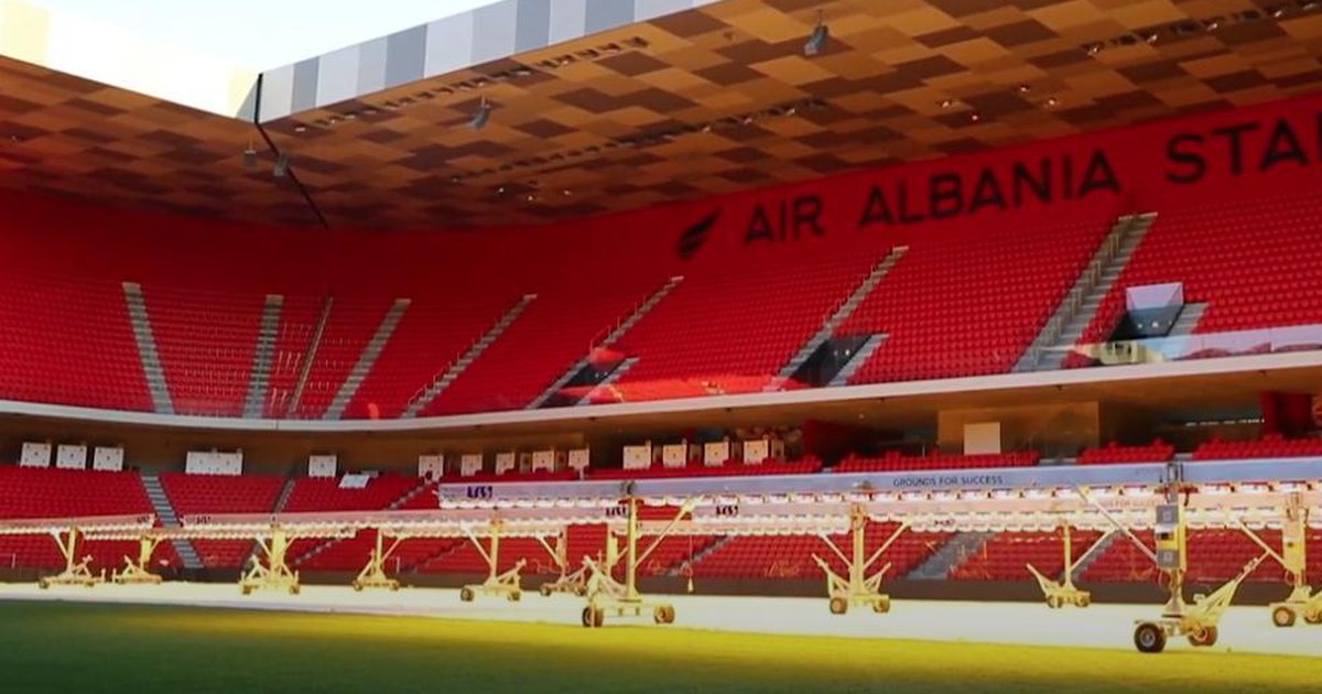 Vullnetarët e Saliut i’u a kalojnë vullnetarëve të Enverit! Erion Braçe futet në stadiumin “Air Albania” dhe mbetet pa fjalë kur zbulon se çfarë i panë sytë: Para, para, para! Biznese dhe qindra njerëz të paidentifukuar punojnë pët të ngritur foltoren