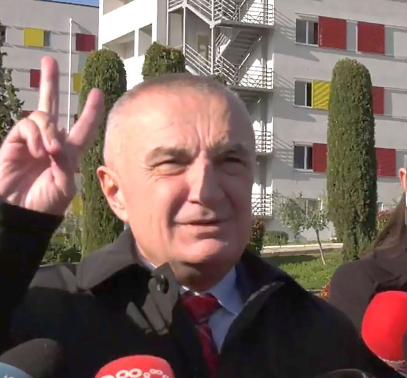 Meta tenton të rikthehet si protagonist para gjyqit të shkarkimit, strategjia me “vendoret” dhe si rrezikon shpalljen “non grata”, pasuria rrezikon presidentin