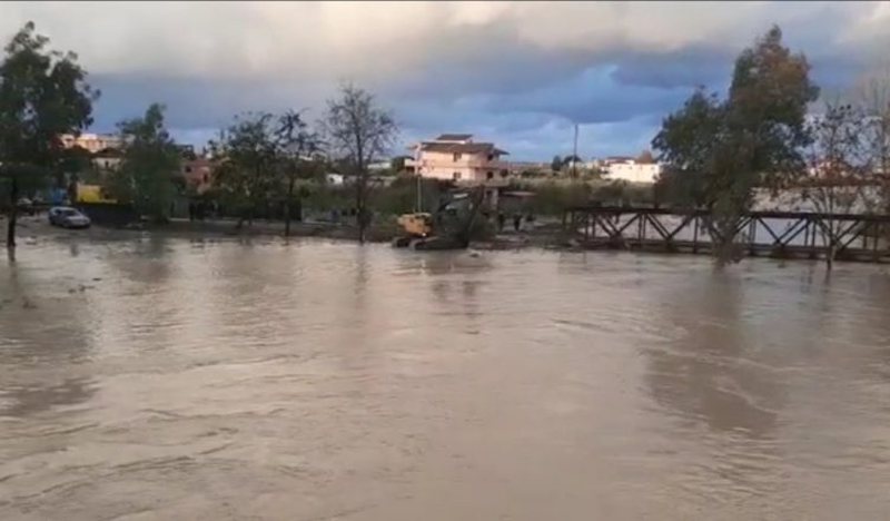 Moti i keq! Vjosa del nga shtrati, dëme të mëdha në sera edhe nga lumi Seman