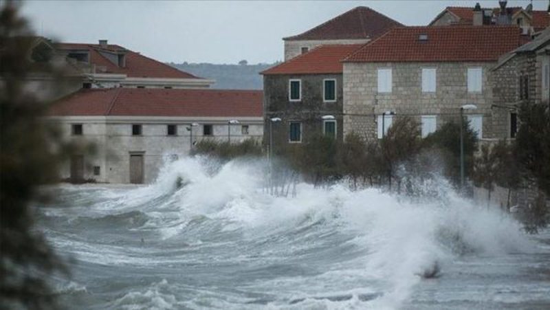 Priten stuhi dhe erë e fortë/ Instituti Shtetëror Hidrometeorologjik paralajmëron ditë të vështira, ky shtet ndez alarmin e kuq