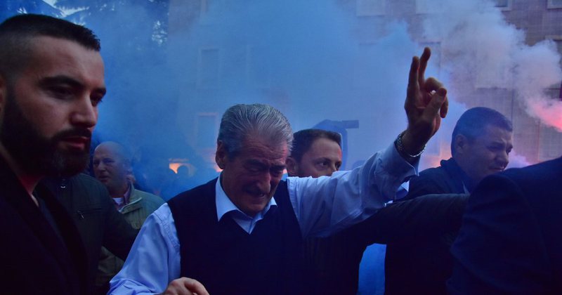 Berisha përgatitet për trazira pas 18 dhjetorit, presione, kërcënime e shantazhe në prapaskenë për referendumin, vë në monitorim selinë e PD