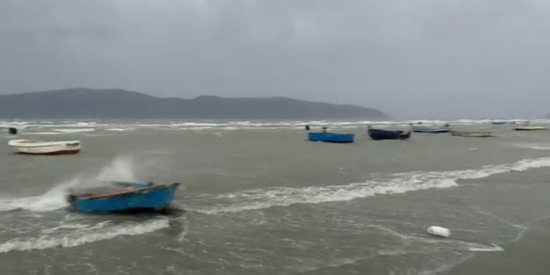 Pezullohet lundrimi: ‘Çmendet’ moti në Vlorë! Nuk do ta besoni sa metra kanë arritur dallgët