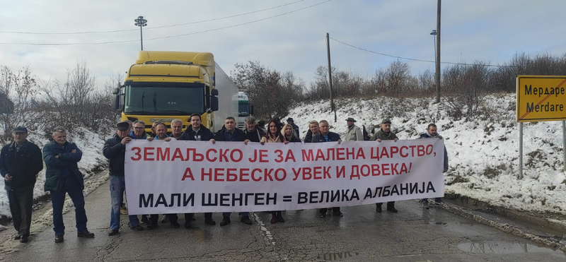 ‘Çmenden’ serbët, mbushin rrugët në protestë: Po bëhet “Shqipëria e Madhe”