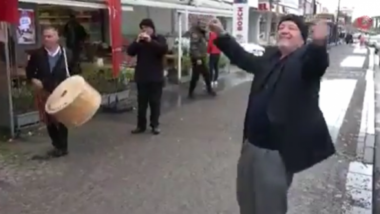 Çudira ballkanse! Forcohet lira, turqit në festë, dalin në rrugë me daulle dhe curle (Video)