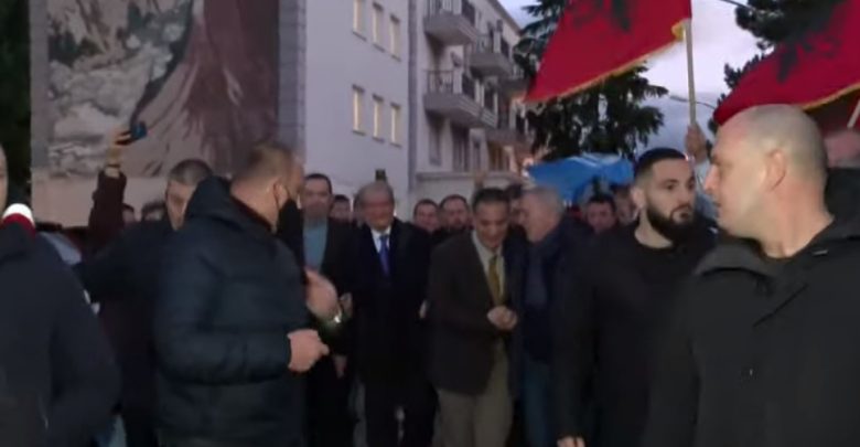 Si u ruajt Berisha në vendlindje nga rreziku i hakmarrjes për të “mirat” që ka bërë në Tropojë?! Turmë truprojesh krah më krah për ta mbrojtur