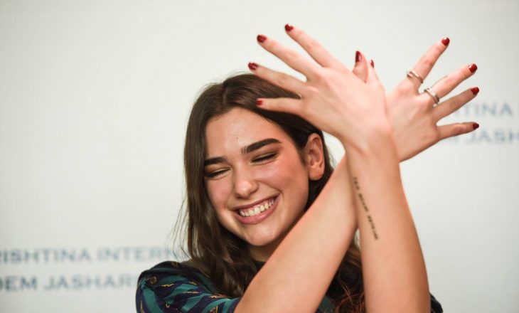 Dua Lipa thyen rekord, kënga e saj “Levitating” është më e dëgjuara e vitit në Billboard