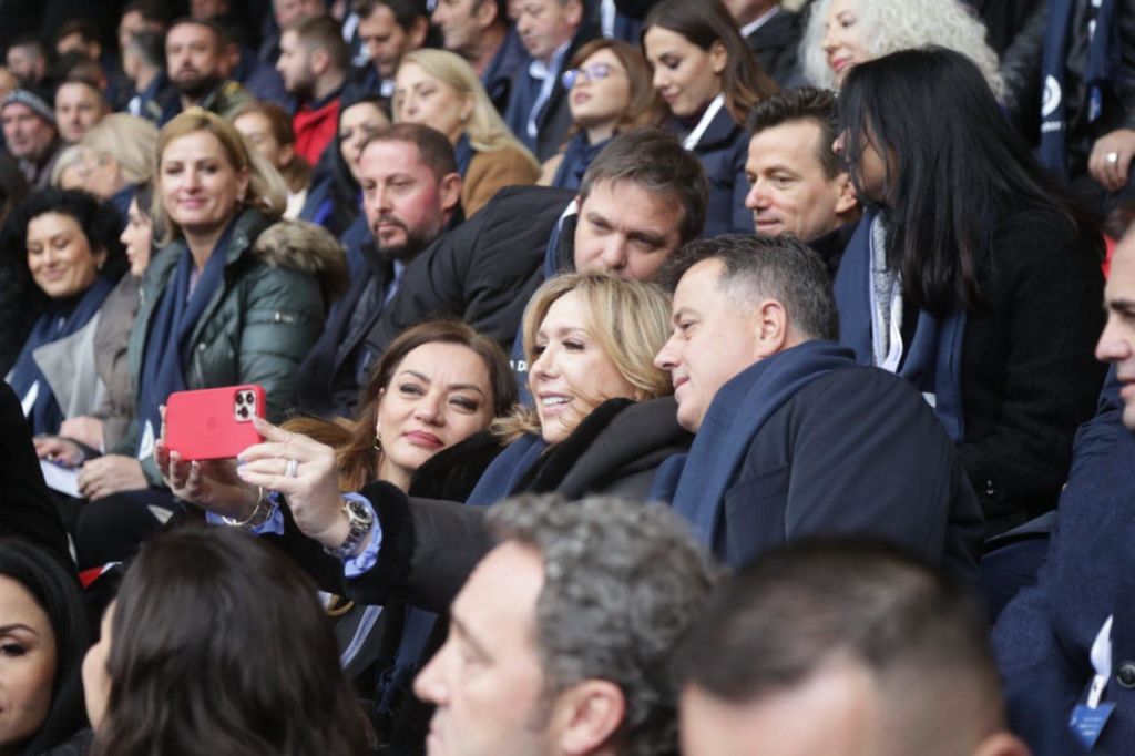 FOTO/ Kuvendi i PD, Berisha në ekstazë: Muli e Albana selfie me të “plotëfuqishmen” amerikane