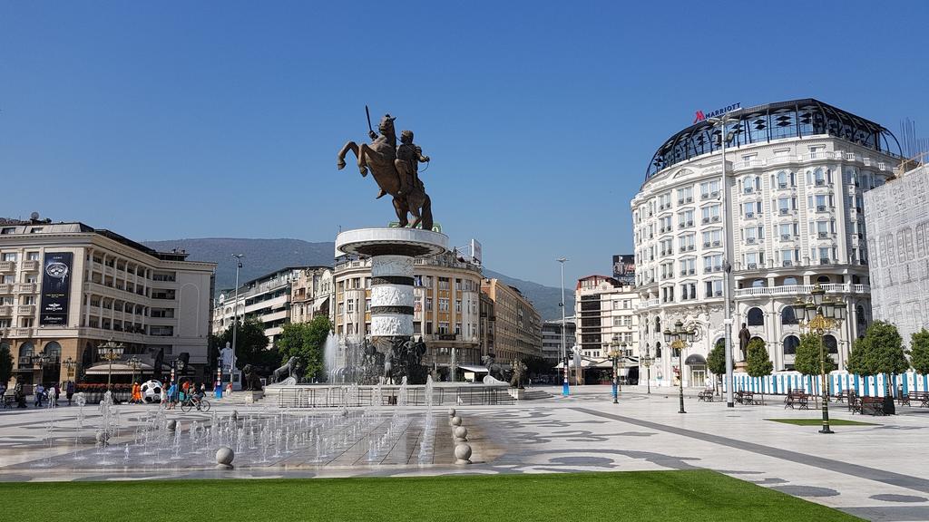 Tension në Shkup: E djathta nacionaliste heq emrat shqiptarë të rrugëve si “Ismail Kadare”, “Hasan Prishtina” “Ernest Koliqi” e tjerë! Voton dhe një shqiptare