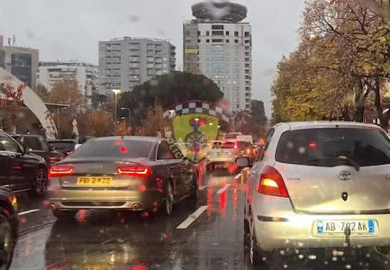 Paralizohet kryeqyteti/ Trafik i çmendur në Tiranë nga shiu, me kilometra radha e makinave!