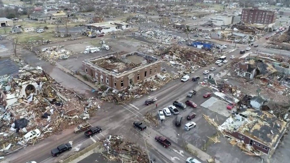 SHBA, vazhdojnë përpjekjet e pastrimit në zonat e goditura nga tornadot