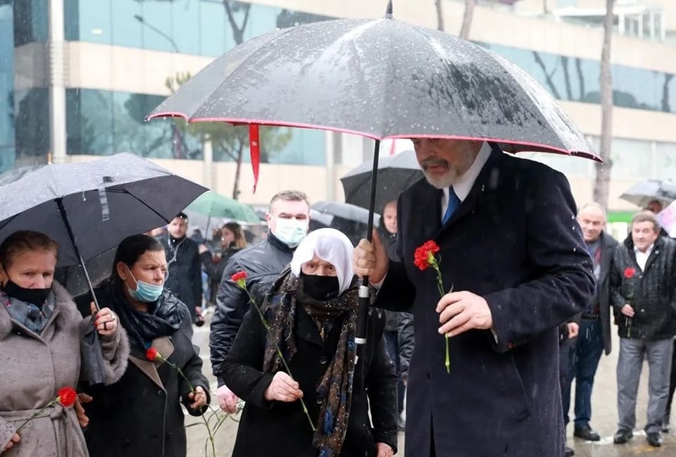 Bledi Mane për 21 Janarin: Na hapët barkun! Aktrimi amator, lulet plastike, lotët fallco!