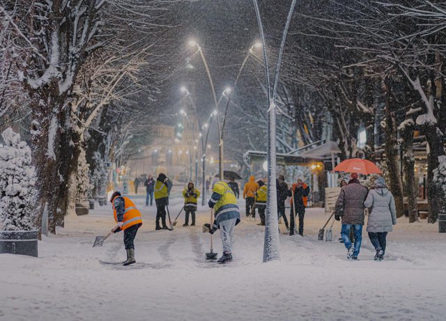 Temperatura nën zero dhe pritet të shkojnë -17 gradë të shoqëruar me reshje të dendura dëbore, Rama që në orët e para të mëngjesit bën njoftimin me rëndësi dhe nxjerr pamjet se çfarë po ndodh në vend