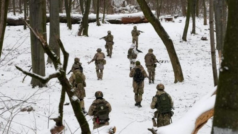 Plas lufta! Të shtëna në Ukrainë: Ushtari i Gardës Kombëtare vret pesë persona, disa të tjerë plagosur