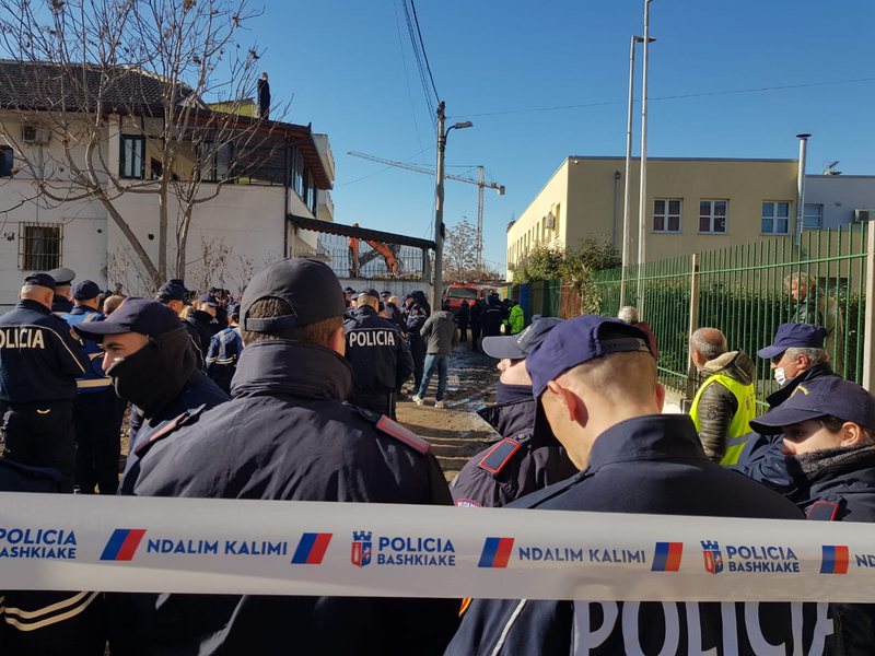 Përplasje mes policisë dhe banorëve për prishjen e ndërtimeve te “5 Maji”: PD-PS debate në komision për konfliktin, reagon edhe Veliaj