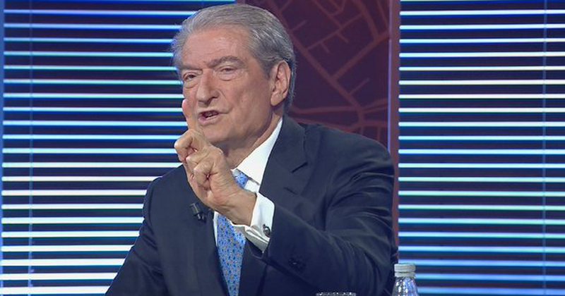 Sali Berisha “bën pis” me intriga drejtësinë e re! Akuzon publikisht prokurorin e SPAK se ka marrë 160 milon lekë: “Më kanë sjellën dosjen e djalit të vrarë në derën e shtëpisë”!