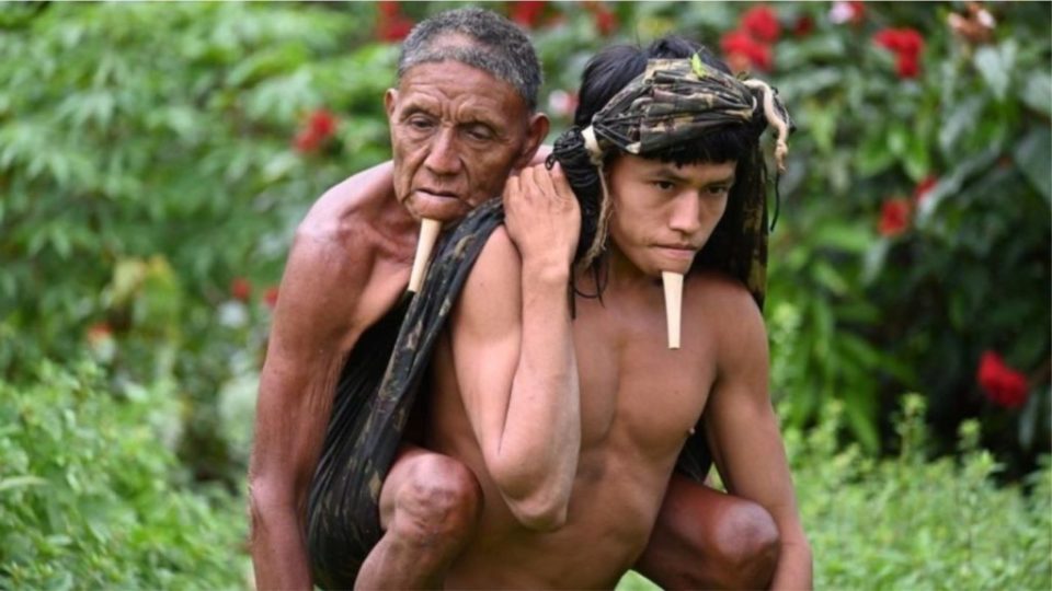 Amazonë, në këmbë për 12 orë me të atin mbi supe për ta vaksinuar kundër Covid