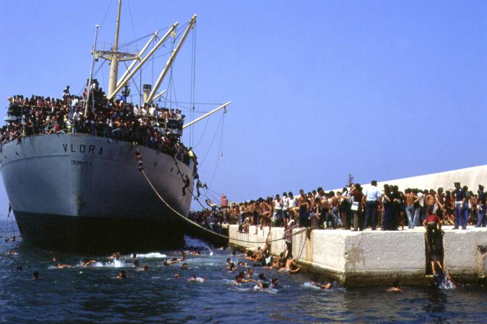 Historia e anijes ‘Vlora’ që erdhi nga Kuba me sheqer. Si u rrëmbye dhe mbërriti në Bari 30 vjet më parë me 20 mijë shqiptarë