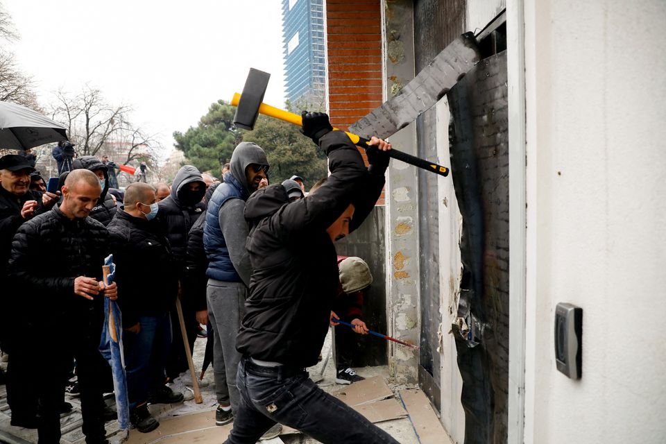 “Është protestë paqësore”! Berisha-ndërkombëtarëve: Donim vetëm të nxirrnim banditët nga shtëpia jonë, kush nuk do e bënte?