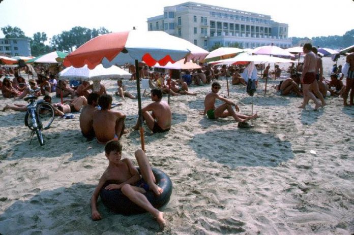 Kush i mban mend komerdaret e makinave që argëtonin fëmijët por edhe të rriturit…?! (Foto)