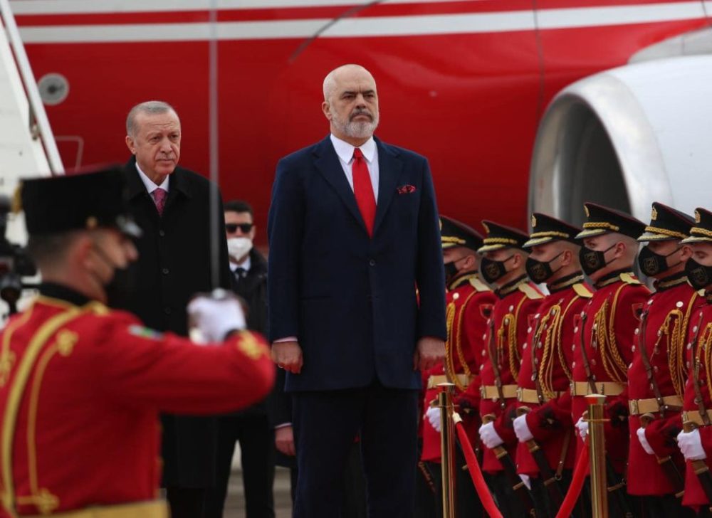 Kryeministri Edi Rama do të zhvillojë nesër një vizitë zyrtare në Turqi me ftesë të Presidentit Rexhep Taip Erdogan.