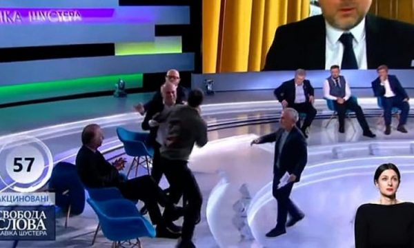 Video/ Gazetari ukrainas e politikani pro-rus i qërojnë hesapet ‘live’ me grushta