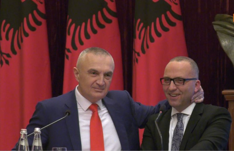 Kushtetuesja nxjerr nga vetja presidentin! Meta shantazhe e presione para vendimit të shkarkimit: Kërcënon Ramën, Bashën dhe ambasadorët