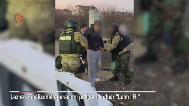 “Afrohu, rrotullohu mbrapsht”! Arrestohet vrasësi i rapsodit lezhian dhe i shokut të tij