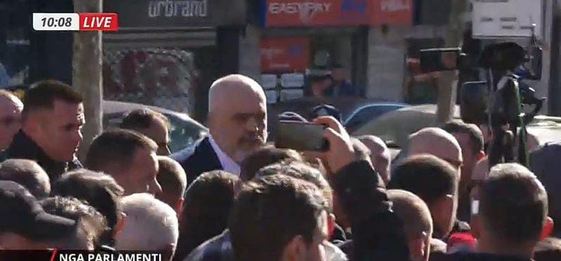 “O kriminel”! Edi Rama futet në mes të protestuesve të 5 Majit dhe merr vendimin që nuk pritej: Përveç nënës, kush do të vijë