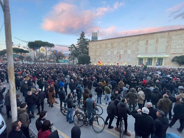 Foto që po shpërndahet me shpejtësi, ky është i vetmi protestues që “çau”’ sot kordonin e policisë para Kryeministrisë