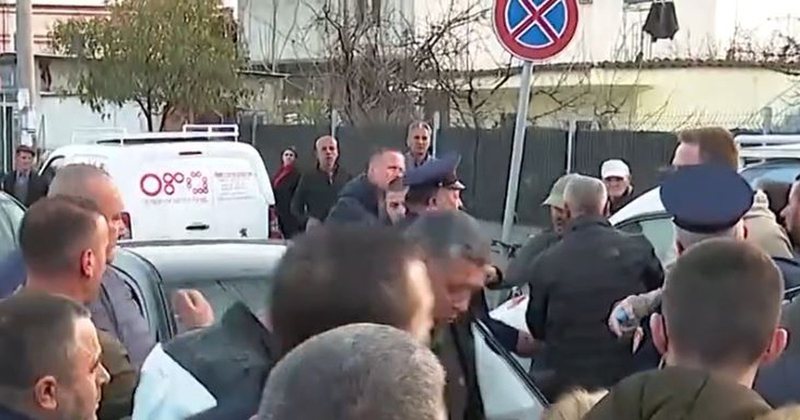 Incidenti i rëndë në Paskuqan! Qytetari me fëmijë të sëmurë në makinë zbret nga makina e hap rrugën duke u drejtuar armën protestuesve të ndërtimeve pa leje