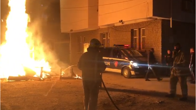 Zjarri në komisariatin e Kamzës, arrestohen 2 policë, ja kush dyshohet se e shkaktuan zjarrin dhe çfarë po planifikonin ata