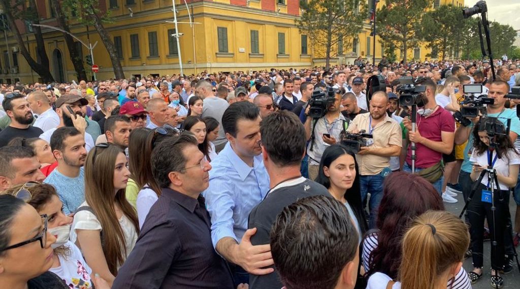 Del në skenë Neritan Liçaj pasi ruajti Teatrin… tani do na ruaj nga rritja e çmimeve: Këta kanë ikur mendsh, të dalim në shesh të sjellim lirinë