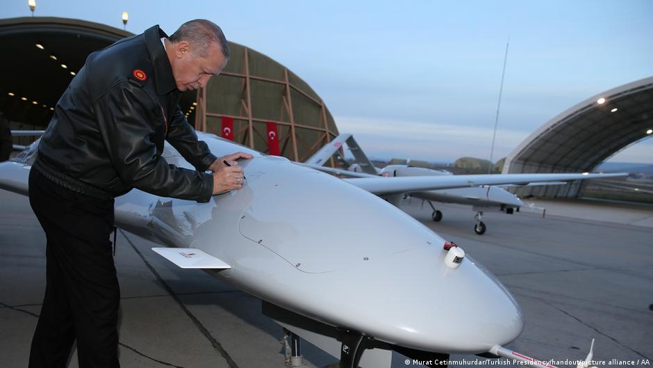 Dronët luftarak turq në luftën e Ukrainës, po i bëjnë “gjëmën” Rusisë?! Por si është e vërteta