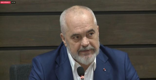 VIDEO/ Edi Rama në të njëjtën orë me protestën kombëtare takim me fermerët