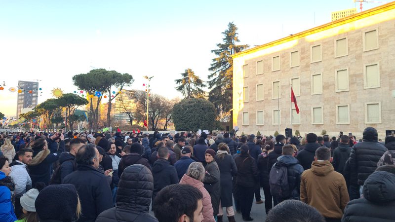 Qytetarët para kryeministrisë vijojnë protestën për rritjen e çmimeve