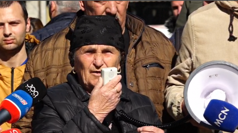 Protesta ndërron pronar! Në dorë të ndërtuesve pa leje të Astirit , 5 Majt, Paskuqanit: Nënë Liza “kërkon” naftë dhe i kërkon Ramës t’i thërrasi mendjes!