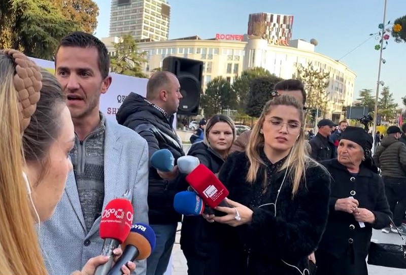 Incident i pazakontë në protestën kundër rritjes së çmimeve, një nga protestueset përzë nënë Lizën e “5 Majit”: Largohu, s’jemi këtu për shtëpinë tënde: