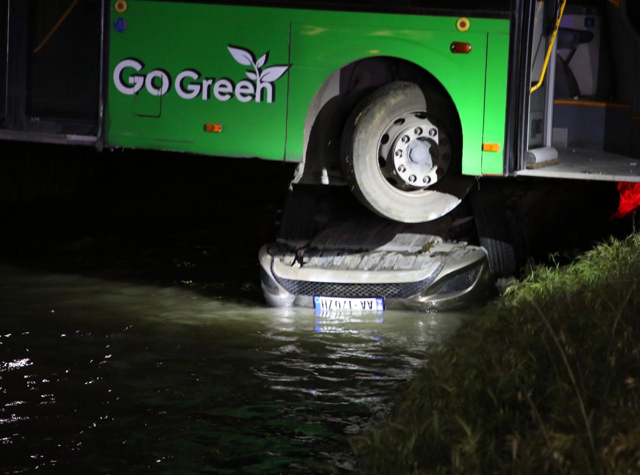 Autobusi i Unazës dhe makina përplasen e përfundojnë në Lanë, 5 të lënduar! Pasagjerja: Shpëtuam për mrekulli! Veliaj: Zoti na ndihmoi të mos kishim tragjedi